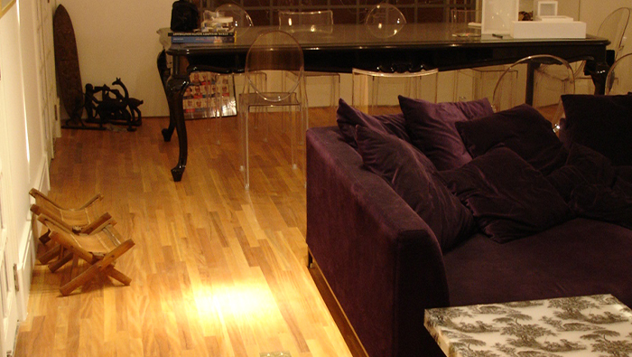 A imagem mostra uma sala com piso de madeira.