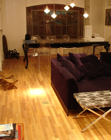 A imagem mostra uma sala com piso de madeira.