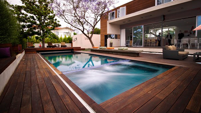 A imagem mostra deck de madeira numa área com piscina.
