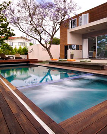 A imagem mostra deck de madeira numa área com piscina.
