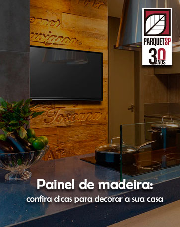 Ao fundo da imagem, há uma cozinha super moderna com um painel de parede e uma televisão pendurada.