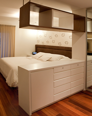 A imagem mostra um piso de madeira em um apartamento.