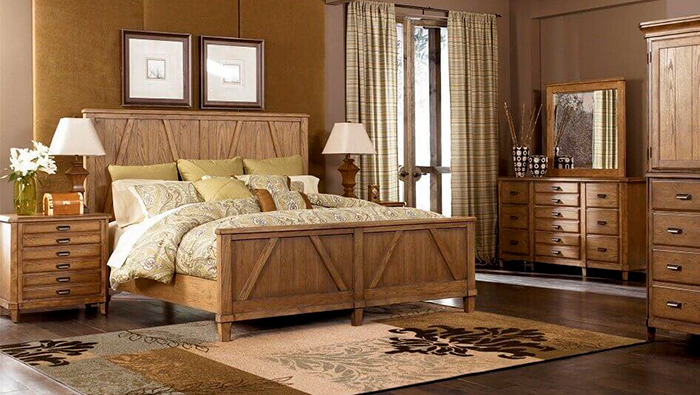 A imagem mostra um quarto com móveis de madeira e um piso de madeira.