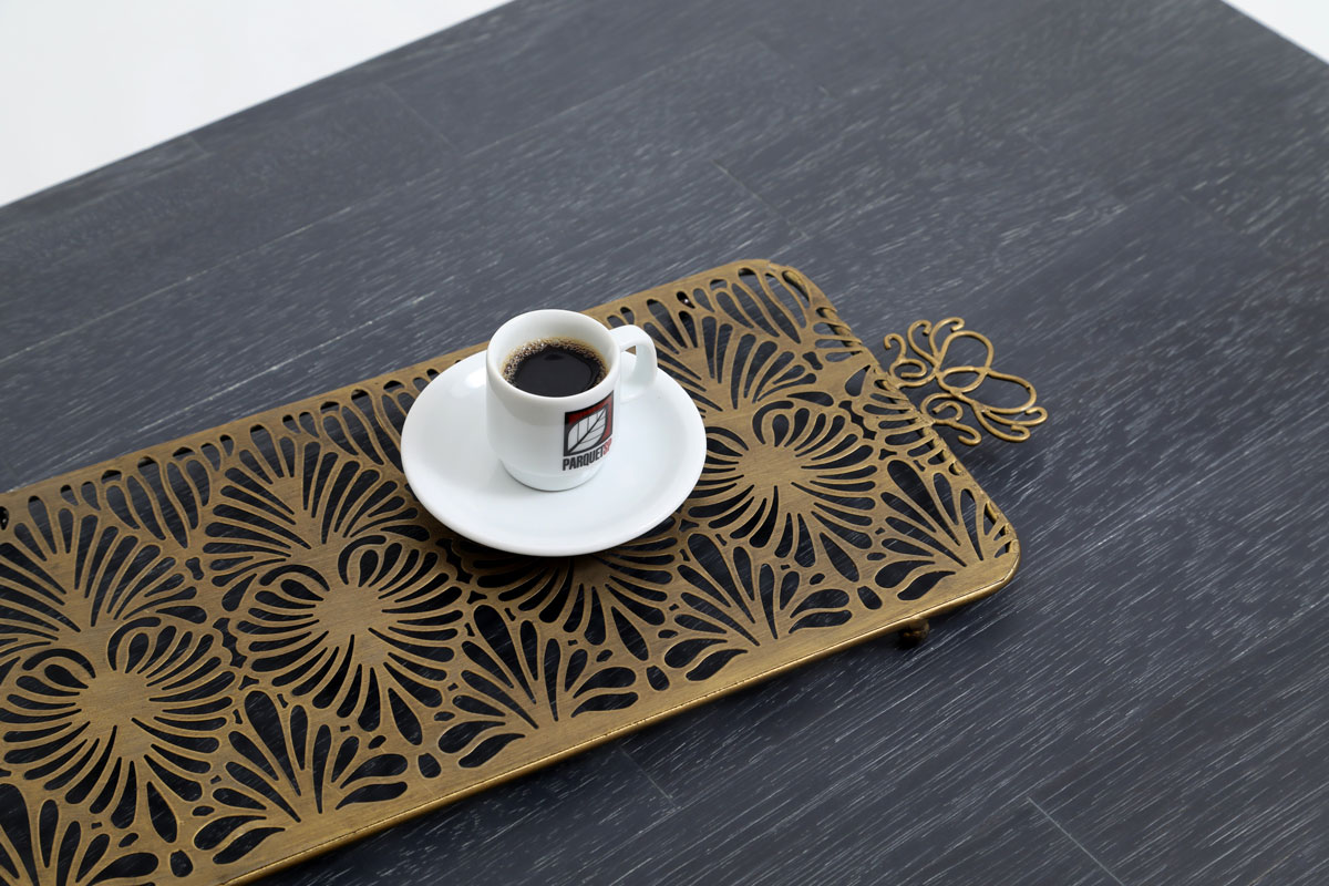 Piso de madeira Black Frost com bandeja e uma xícara de café | ParquetSP