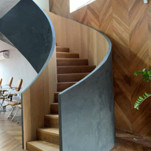 Na imagem, escada de madeira com parede revestida com madeira