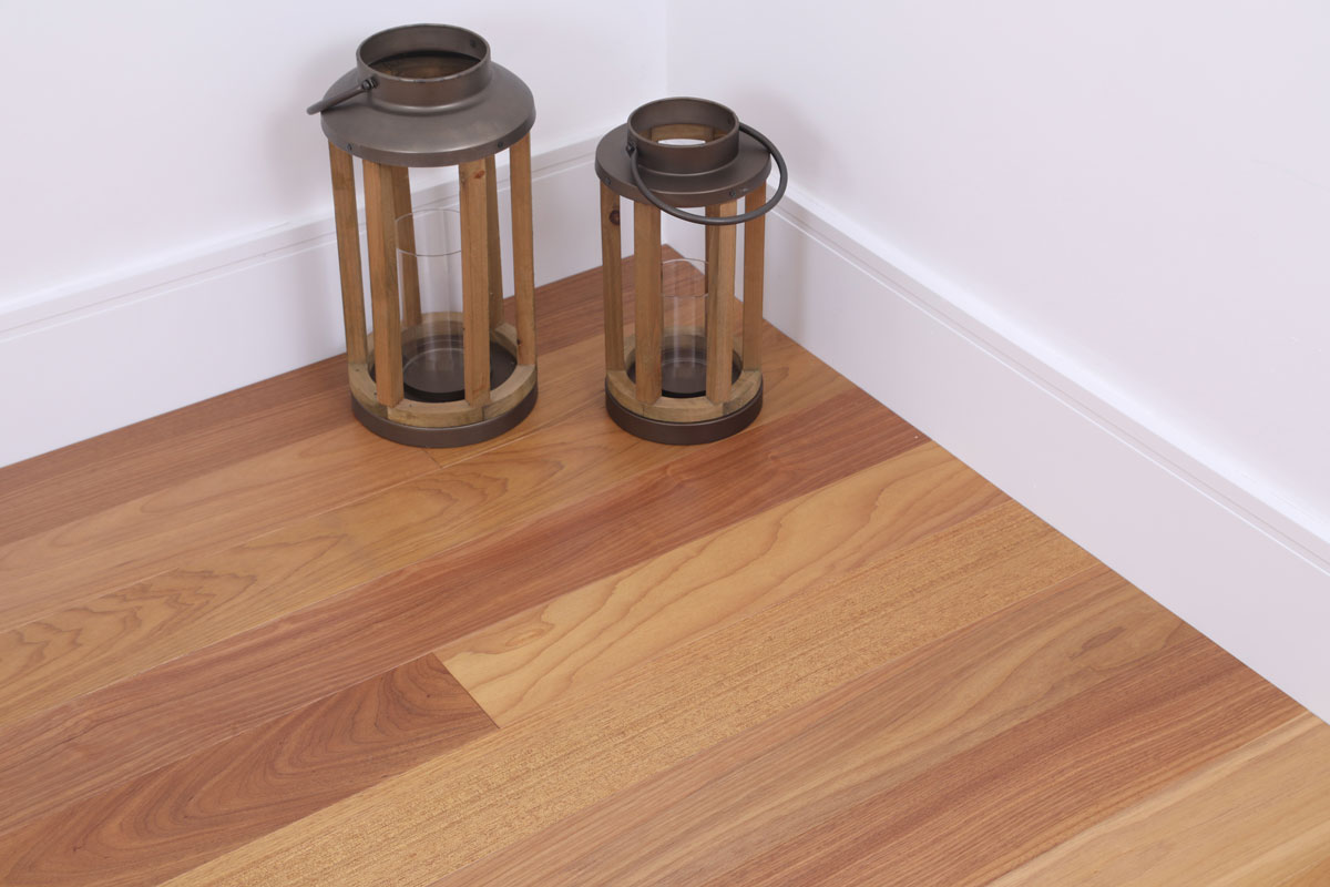 Na imagem piso de madeira Tauari Wide Extra Mate com duas lamparinas no chão | ParquetSP