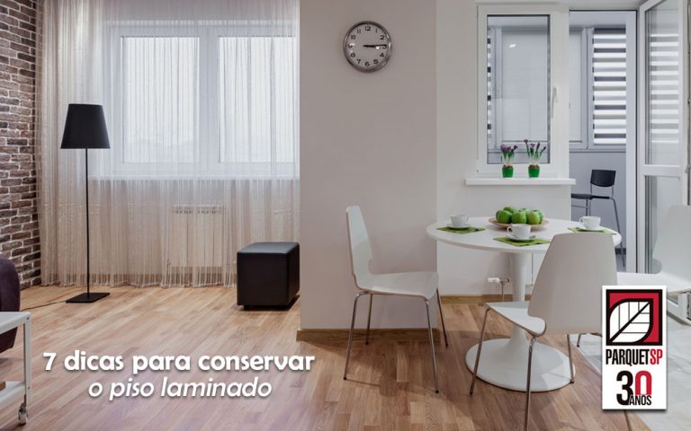 uma apartamento com piso de laminado na sala.