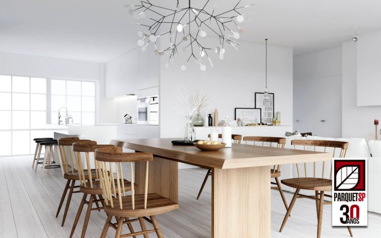 cozinha ao fundo branca e bancada e mesa de Jantar a frente com mesas e cadeiras no estilo escandinavo